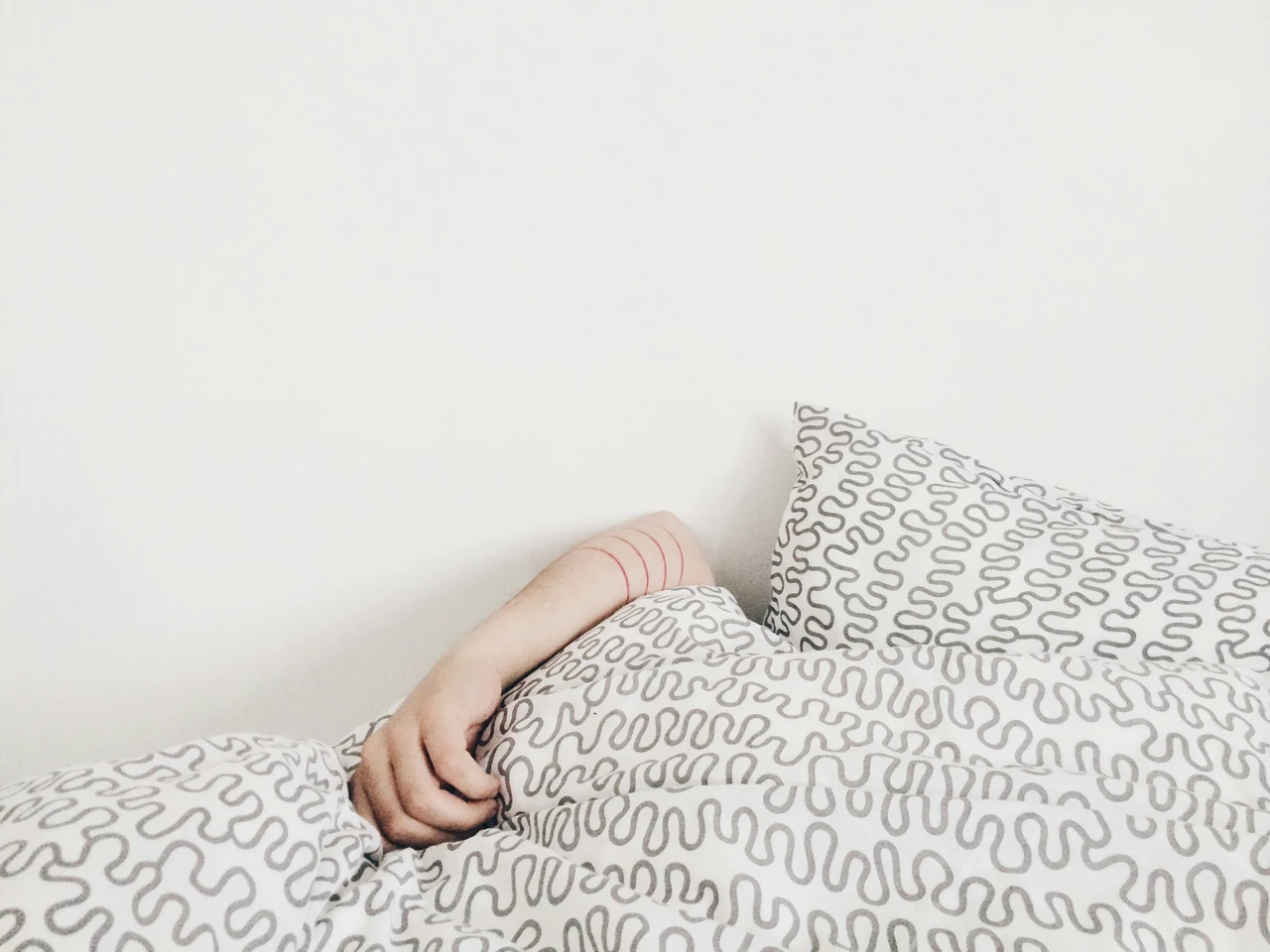 Dormire meglio nonostante le preoccupazioni: i suggerimenti degli specialisti SC - Persona che dorme serenamente nonostante pensieri
