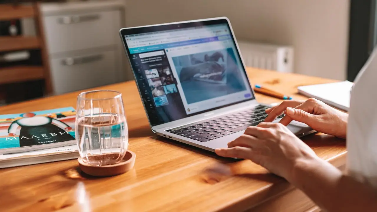 Gestione del tempo: i suggerimenti di chi lavora da remoto con successo SC - Laptop su tavolo di casa