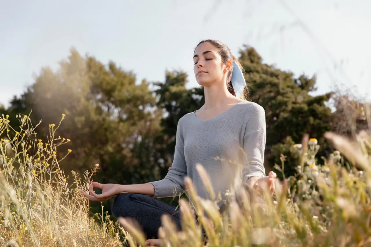 Esercizi di mindfulness facili da integrare nella pausa pranzo SC - Respiro profondo e meditazione in ufficio