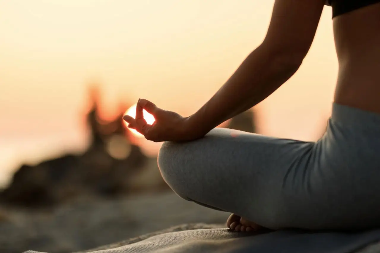 Esercizi di mindfulness facili da integrare nella pausa pranzo SC - Respiro profondo e meditazione in ufficio