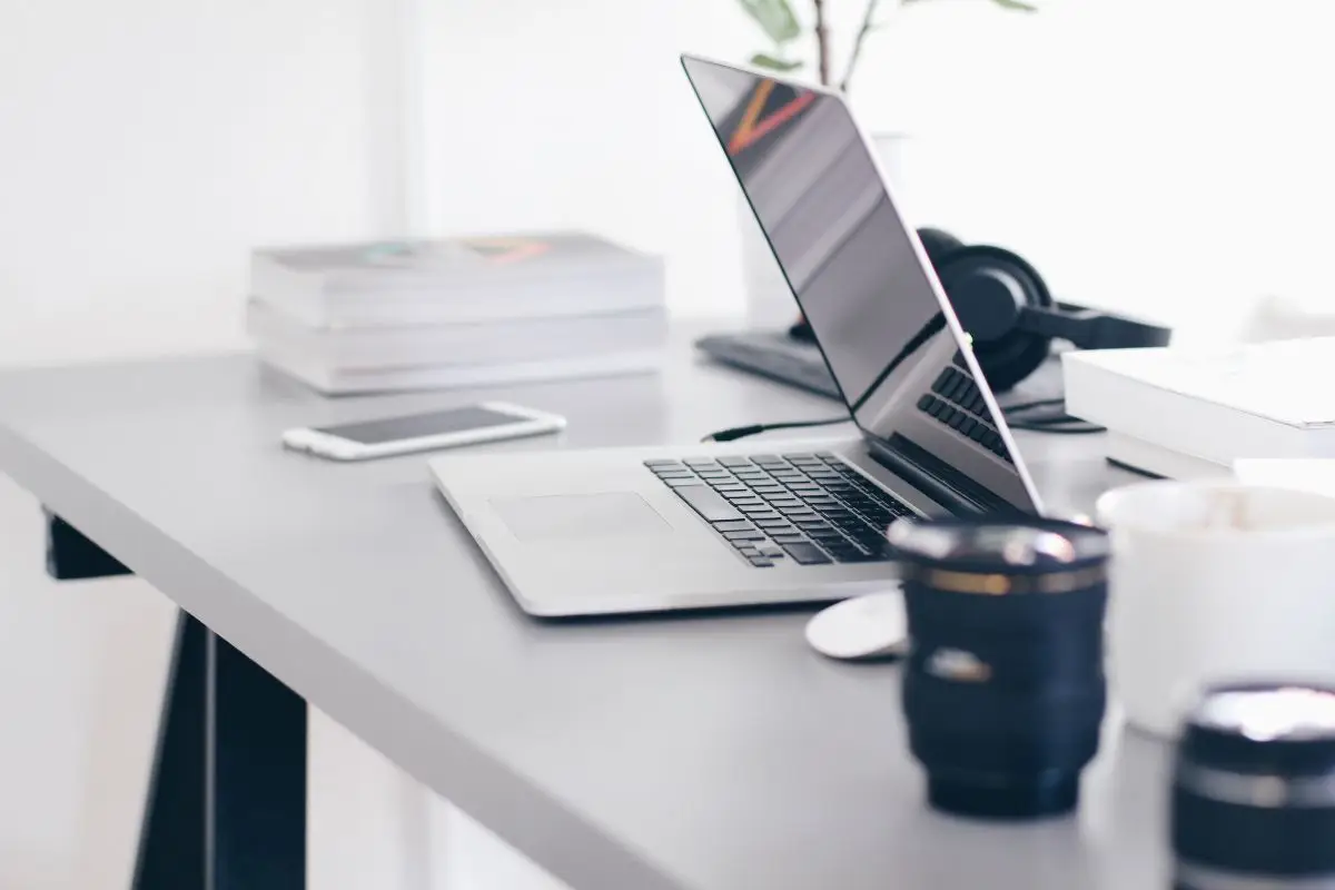 Come impostare la scrivania per favorire la concentrazione, secondo gli ergonomi Come impostare la scrivania per favorire la concentrazione, secondo gli ergonomi